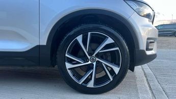 Volvo XC40 2.0 T4 R DESIGN Pro 5dr AWD Geartronic