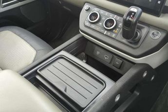 Land Rover Defender 3.0 D300 X-Dynamic HSE 110 5dr Auto