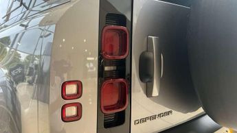 Land Rover Defender 3.0 D250 X-Dynamic SE 110 5dr Auto