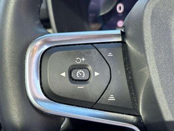 Volvo XC40 2.0 B4P Ultimate Dark 5dr Auto