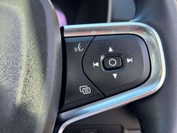 Volvo XC40 2.0 B4P Ultimate Dark 5dr Auto