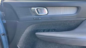 Volvo XC40 2.0 B3P Plus Dark 5dr Auto