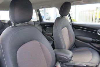 MINI Hatchback 5dr 1.5 Cooper Classic 5dr Auto [Comfort/Nav Pack]
