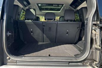 Land Rover Defender 3.0 D300 SE 110 5dr Auto