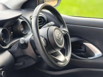 Toyota Yaris 1.5 Hybrid Design 5dr CVT