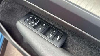 Volvo XC40 2.0 B4P Ultimate Dark 5dr Auto