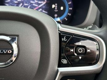Volvo XC60 2.0 B5P R DESIGN 5dr AWD Geartronic