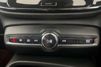 Volvo XC40 2.0 B4P R DESIGN 5dr Auto