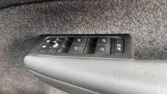 Volvo XC40 2.0 B4P Plus Dark 5dr AWD Auto