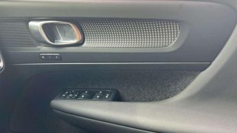Volvo XC40 2.0 B3P Plus Dark 5dr Auto
