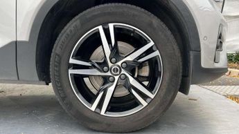 Volvo XC40 2.0 B4P Plus Dark 5dr Auto