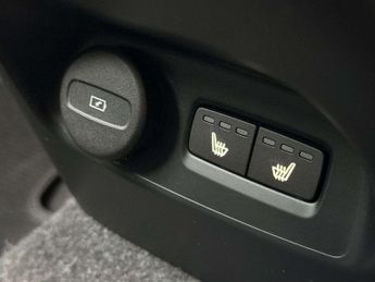 Volvo XC40 2.0 B4P R DESIGN Pro 5dr Auto [7 speed]