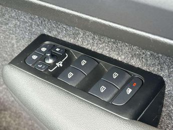 Volvo XC40 2.0 B4P R DESIGN Pro 5dr Auto [7 speed]