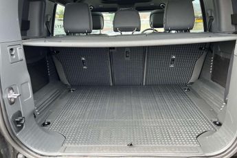 Land Rover Defender 3.0 D250 X-Dynamic HSE 110 5dr Auto
