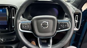 Volvo XC40 2.0 B4P Plus Dark 5dr AWD Auto
