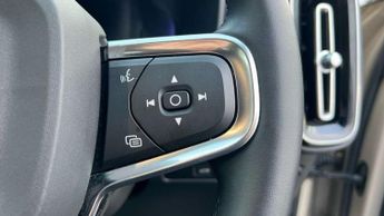 Volvo XC40 2.0 B4P Plus Dark 5dr Auto