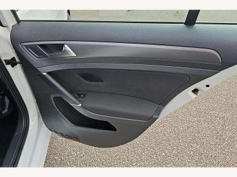 Volkswagen Golf 1.6 TDI SE [Nav] 5dr DSG