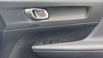 Volvo XC40 2.0 T5 R DESIGN Pro 5dr AWD Geartronic