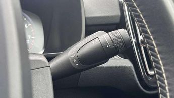 Volvo XC40 2.0 T5 R DESIGN Pro 5dr AWD Geartronic