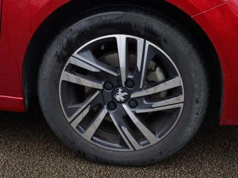 Peugeot 208 1.2 PureTech 100 Allure Premium + 5dr EAT8
