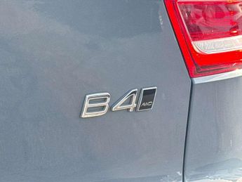 Volvo XC40 2.0 B4P Plus Dark 5dr AWD Auto