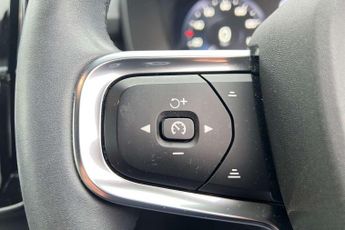 Volvo XC40 2.0 B4P Momentum 5dr Auto [7 speed]
