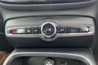 Volvo XC40 2.0 B4P Momentum 5dr Auto [7 speed]