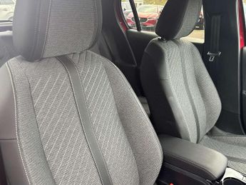 Peugeot 208 1.2 Hybrid 100 Allure 5dr e-DSC6