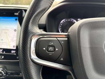 Volvo XC40 2.0 D4 [190] R DESIGN 5dr AWD Geartronic