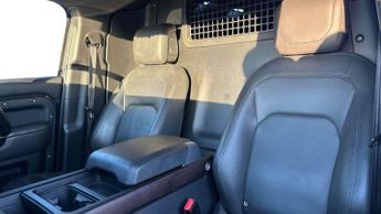 Land Rover Defender 3.0 D300 Hard Top HSE Auto