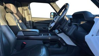 Land Rover Defender 3.0 D300 Hard Top HSE Auto