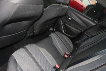 Peugeot 208 1.2 Hybrid 100 Allure 5dr e-DSC6