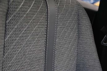 Peugeot 208 1.2 Hybrid 100 Allure 5dr e-DSC6