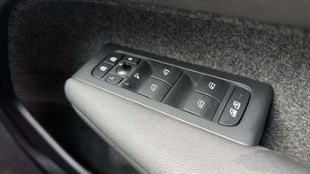 Volvo XC40 2.0 B4P Ultra Dark 5dr Auto