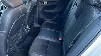 Volvo XC40 2.0 T4 R DESIGN Pro 5dr AWD Geartronic