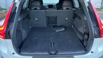 Volvo XC40 2.0 T4 R DESIGN Pro 5dr AWD Geartronic