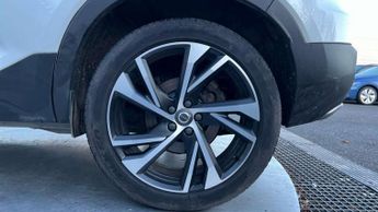 Volvo XC40 2.0 T4 R DESIGN Pro 5dr AWD Geartronic