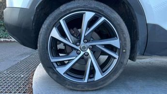 Volvo XC40 2.0 T4 R DESIGN Pro 5dr AWD Geartronic