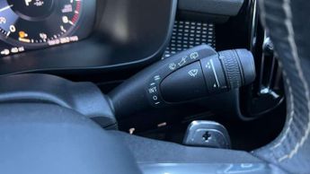 Volvo XC40 2.0 T4 R DESIGN Pro 5dr AWD Geartronic