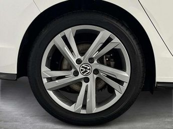 Volkswagen Golf 1.5 eTSI 150 R-Line 5dr DSG