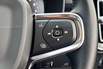 Volvo XC40 2.0 T4 Momentum Pro 5dr AWD Geartronic