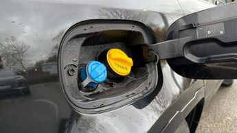 Land Rover Defender 3.0 D300 X-Dynamic S 110 5dr Auto