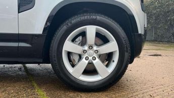 Land Rover Defender 3.0 D300 X-Dynamic HSE 90 3dr Auto