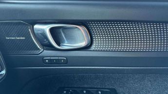 Volvo XC40 2.0 B4P Ultimate Dark 5dr Auto