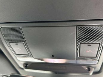 Land Rover Defender 3.0 D300 Hard Top SE Auto [3 Seat]