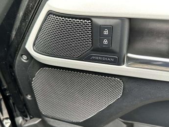 Land Rover Defender 3.0 D300 Hard Top SE Auto [3 Seat]