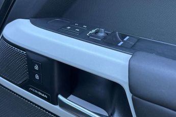 Land Rover Defender 3.0 D250 Hard Top SE Auto