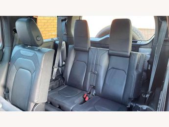 Land Rover Defender 3.0 D300 X-Dynamic SE 110 5dr Auto [7 Seat]