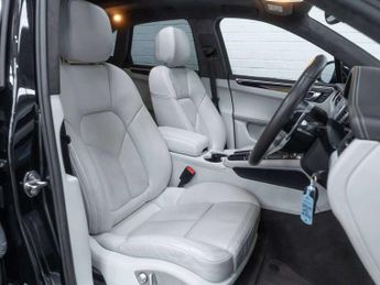 Porsche Macan Turbo 5dr PDK
