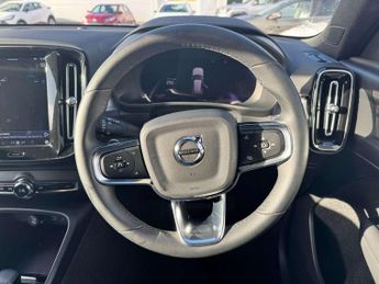 Volvo XC40 2.0 B3P Plus Dark 5dr Auto